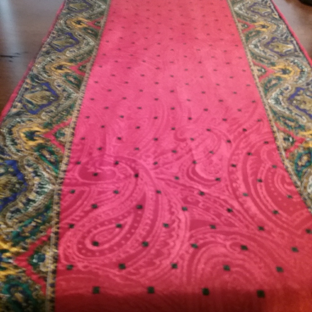 Red patterned scarf - Picture 2 of 2